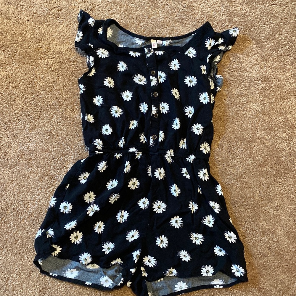 So brand size 7 little girls romper.  Blacke with white daisies